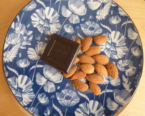 carré de chocolat et amandes dans une assiette